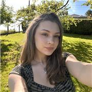 Profesora de primaria alegre y paciente con mucha motivación.